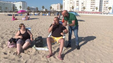 David Álvarez, el cantante que tiene dividida a la playa de Valdegrana: 