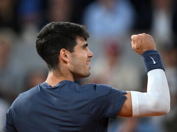 Carlos Alcaraz sonríe durante su partido en Roland Garros ante Stefanos Tsitsipas