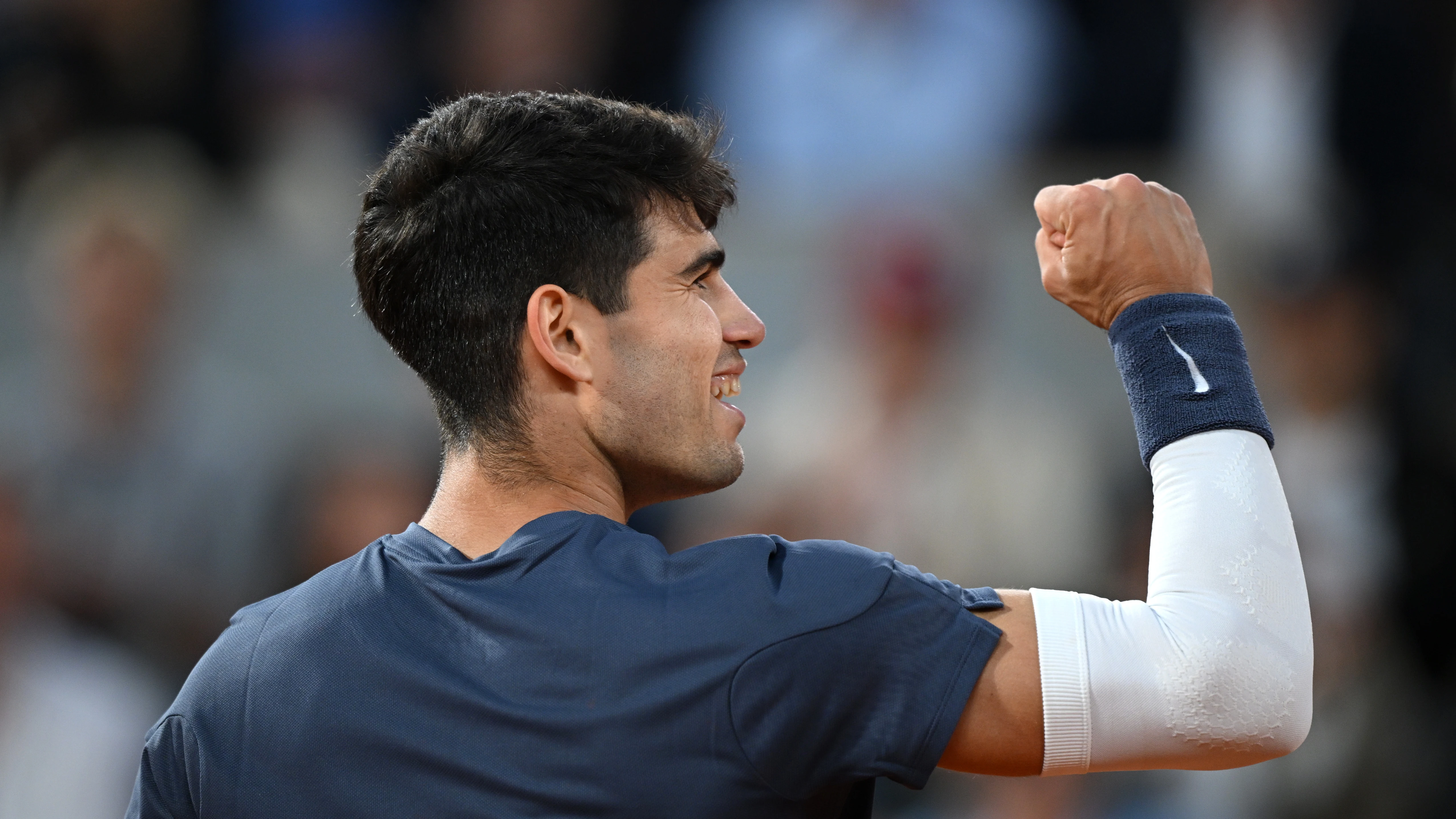 Carlos Alcaraz sonríe durante su partido en Roland Garros ante Stefanos Tsitsipas Carlos Alcaraz sonríe durante su partido en Roland Garros ante Stefanos Tsitsipas