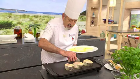 Salpimienta las rodajas de merluza, colócalas sobre la plancha Salpimienta las rodajas de merluza, colócalas sobre la plancha