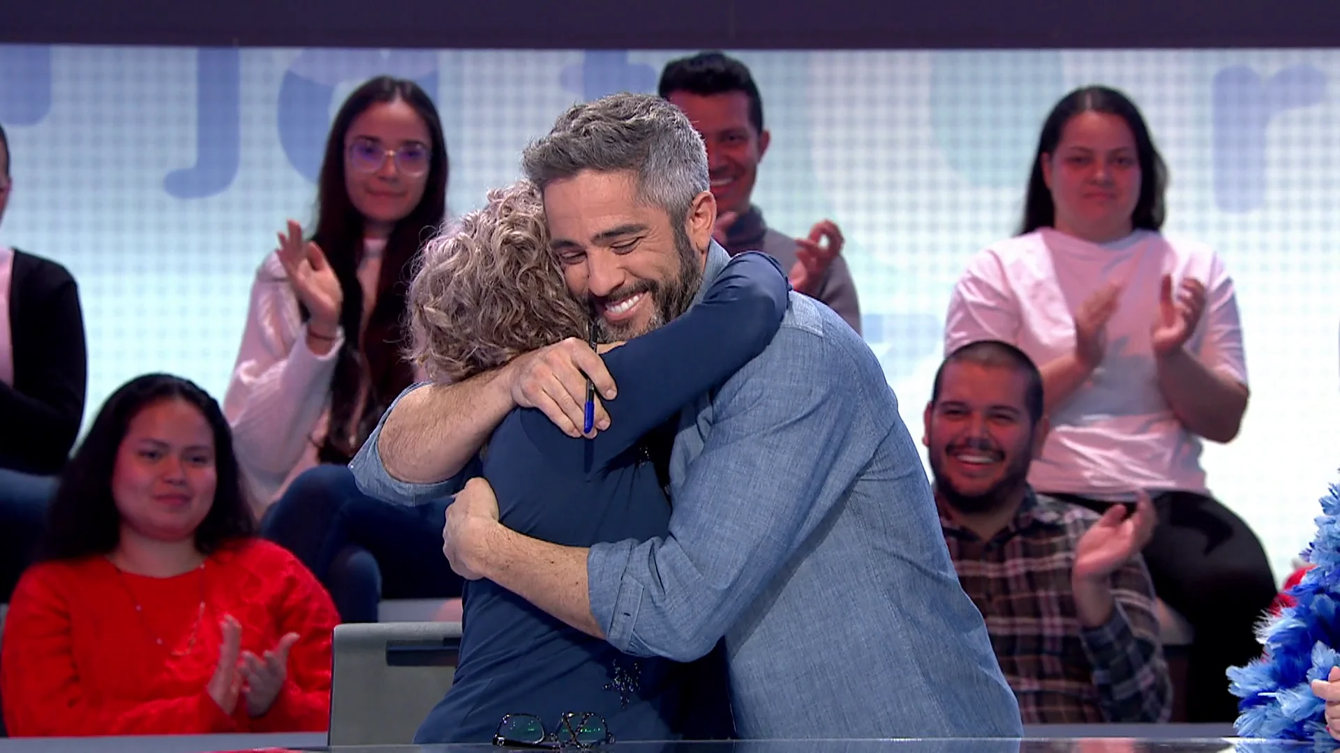 El despiste por el que Vicky regaña a Roberto Leal: “Me has dejado planchada” El despiste por el que Vicky regaña a Roberto Leal: “Me has dejado planchada”