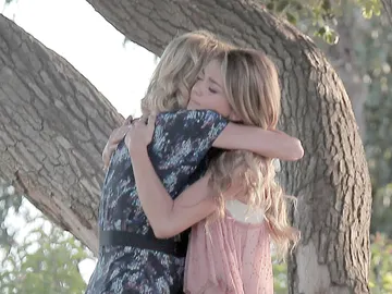 Julie Bowen y Sarah Hyland en Modern Family Julie Bowen y Sarah Hyland en Modern Family