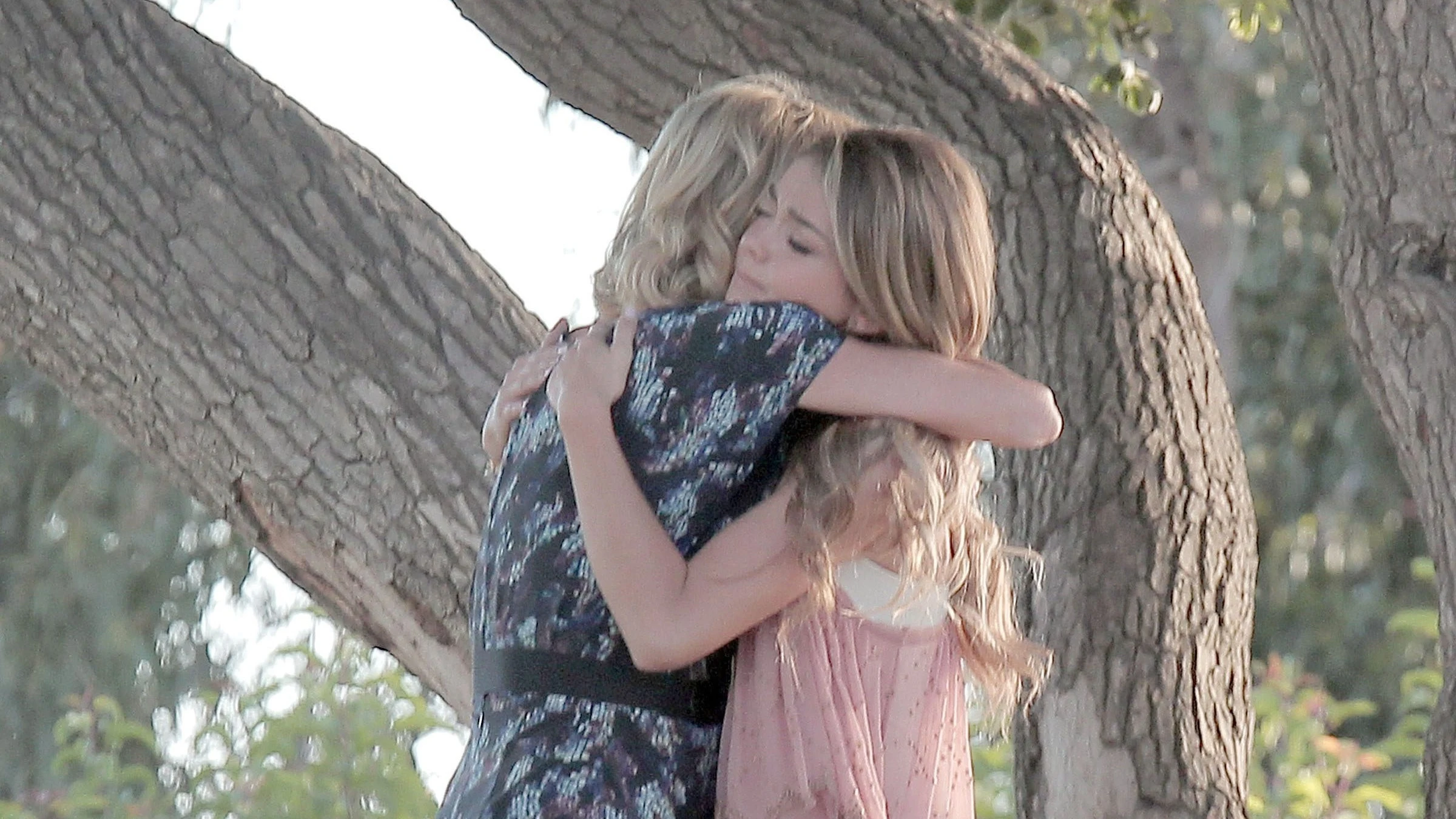 Julie Bowen y Sarah Hyland en Modern Family Julie Bowen y Sarah Hyland en Modern Family