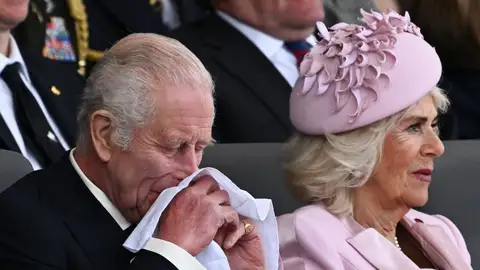 Los reyes Carlos y Camilla en los actos conmemorativos por el Día D Los reyes Carlos y Camilla en los actos conmemorativos por el Día D