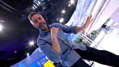 El tropiezo de Roberto Leal intentando imitar… ¡a David Bisbal!: “¿Te has roto algo?”