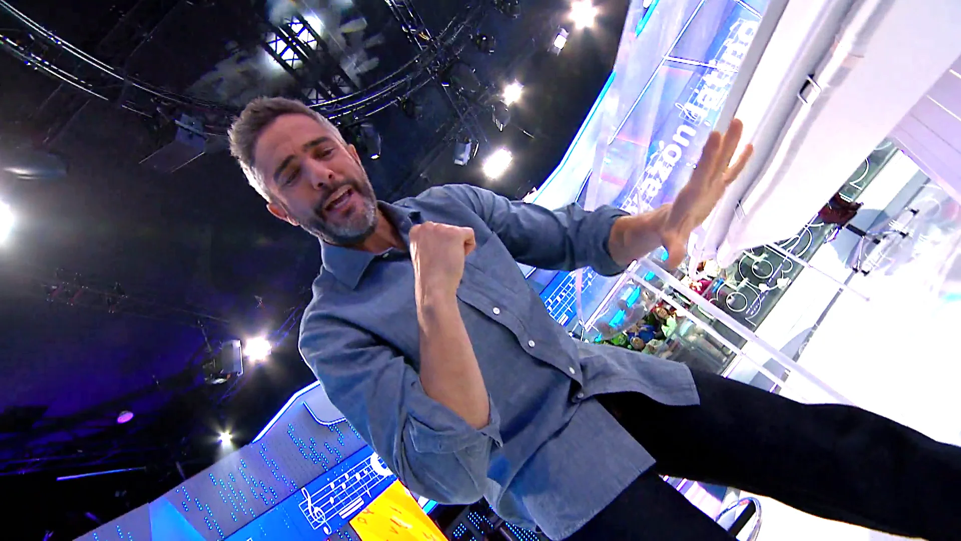 El tropiezo de Roberto Leal intentando imitar… ¡a David Bisbal!: “¿Te has roto algo?”