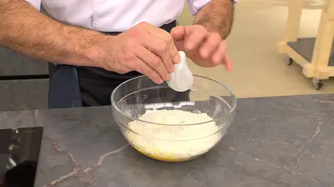 Incorpora la harina, la leche, la sal, la levadura desmenuzada, el azúcar y la esencia de vainilla Incorpora la harina, la leche, la sal, la levadura desmenuzada, el azúcar y la esencia de vainilla