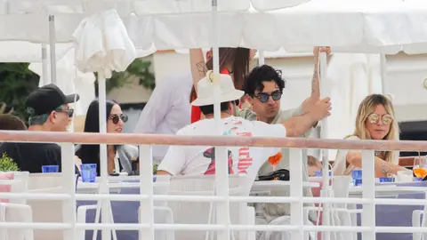 Demi Moore y Joe Jonas comiendo juntos en Francia Demi Moore y Joe Jonas comiendo juntos en Francia