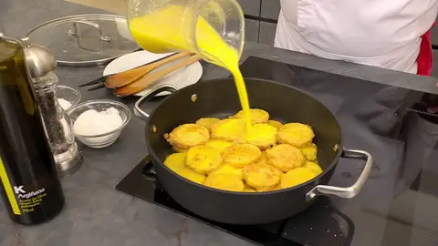 Cúbrelas con la salsa, sazónalas, tápalas y cocínalas Cúbrelas con la salsa, sazónalas, tápalas y cocínalas