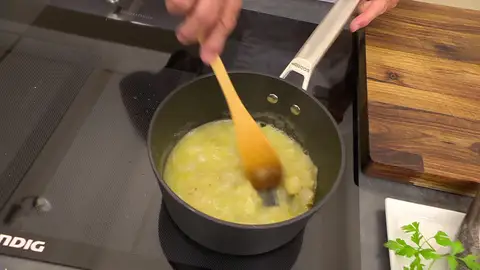 Cocina los ingredientes de la salsa a fuego medio Cocina los ingredientes de la salsa a fuego medio