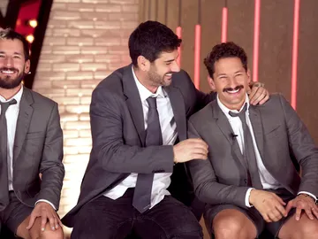 Melendi con sus asesores Mau & Ricky Melendi con sus asesores Mau & Ricky