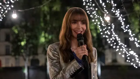 Lily Collins en Emily en París Lily Collins en Emily en París