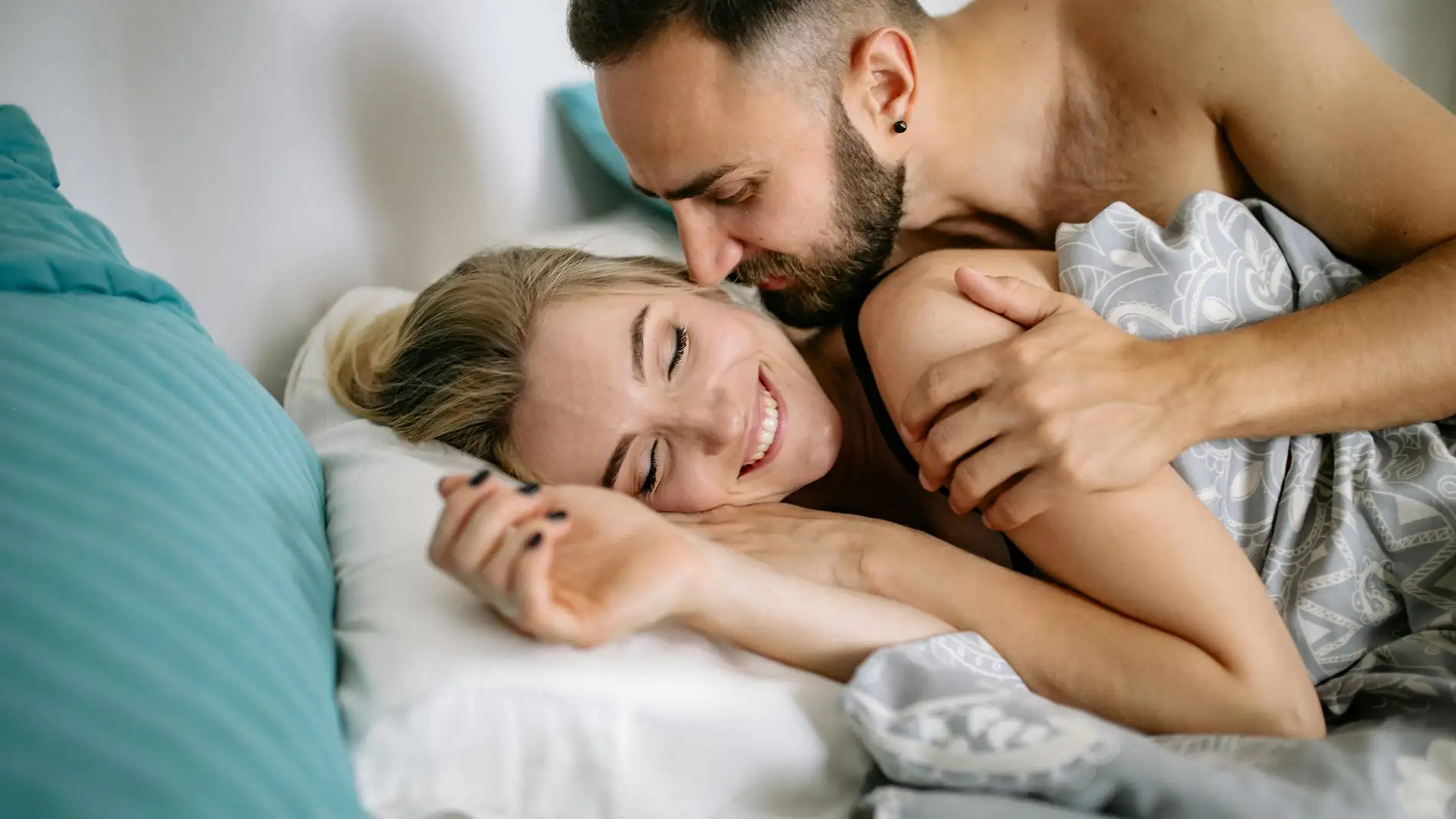 Pareja en la cama Pareja en la cama