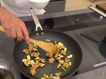 Agrega las nueces y fríelas