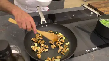 Agrega las nueces y fríelas Agrega las nueces y fríelas