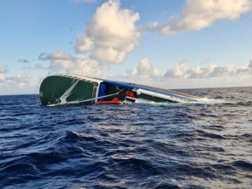 Naufraga un buque gallego con 19 personas a bordo