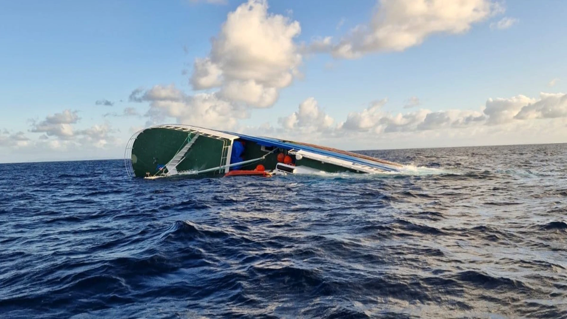 Naufraga un buque gallego con 19 personas a bordo Naufraga un buque gallego con 19 personas a bordo