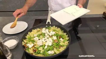 Corta la mitad del queso en daditos y añádelo a la sartén Corta la mitad del queso en daditos y añádelo a la sartén