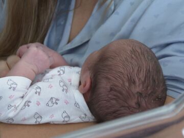 El beb&eacute; de Raisa, a punto de morir por cortarle el frenillo: "No sabemos si va a tener secuelas para hablar"