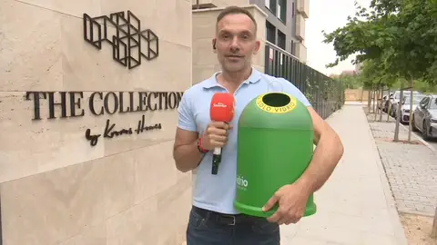 Sorprendemos a Íñigo Onieva en el día de su 35 cumpleaños: ¡Le llevamos un mini contenedor de vidrio! Sorprendemos a Íñigo Onieva en el día de su 35 cumpleaños: ¡Le llevamos un mini contenedor de vidrio!