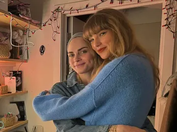 Cara Delevingne y Taylor Swift en los camerinos del West End Cara Delevingne y Taylor Swift en los camerinos del West End