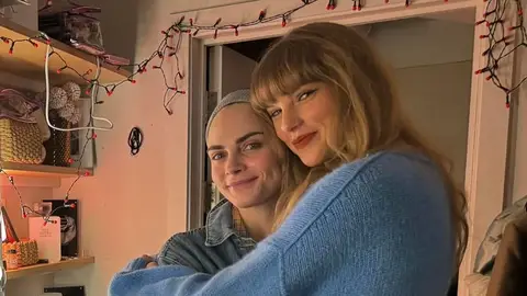 Cara Delevingne y Taylor Swift en los camerinos del West End