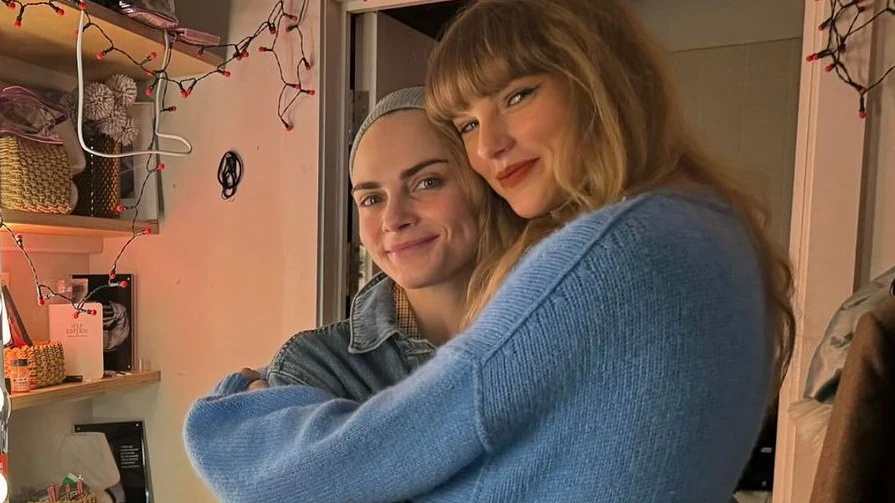 Cara Delevingne y Taylor Swift en los camerinos del West End Cara Delevingne y Taylor Swift en los camerinos del West End