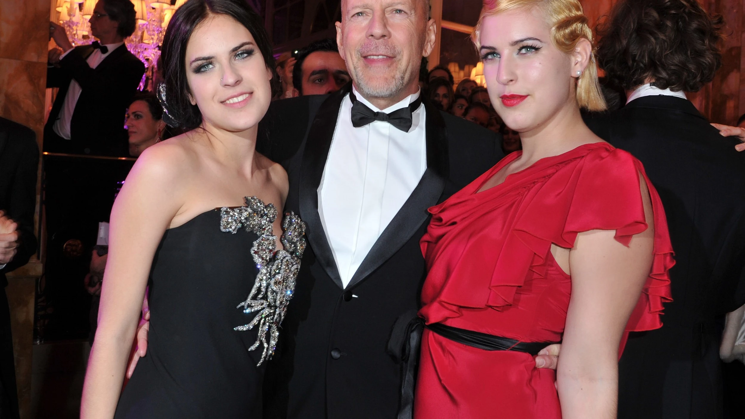 Tallulah y Scout Willis con su padre Bruce Willis Tallulah y Scout Willis con su padre Bruce Willis