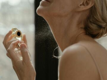 Mujer echándose perfume
