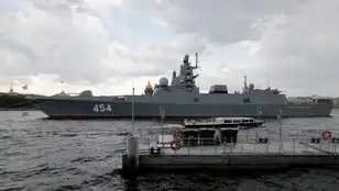 Fragata rusa durante la preparación de el día naval en San Petersburgo