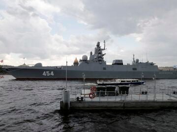 Fragata rusa durante la preparación de el día naval en San Petersburgo