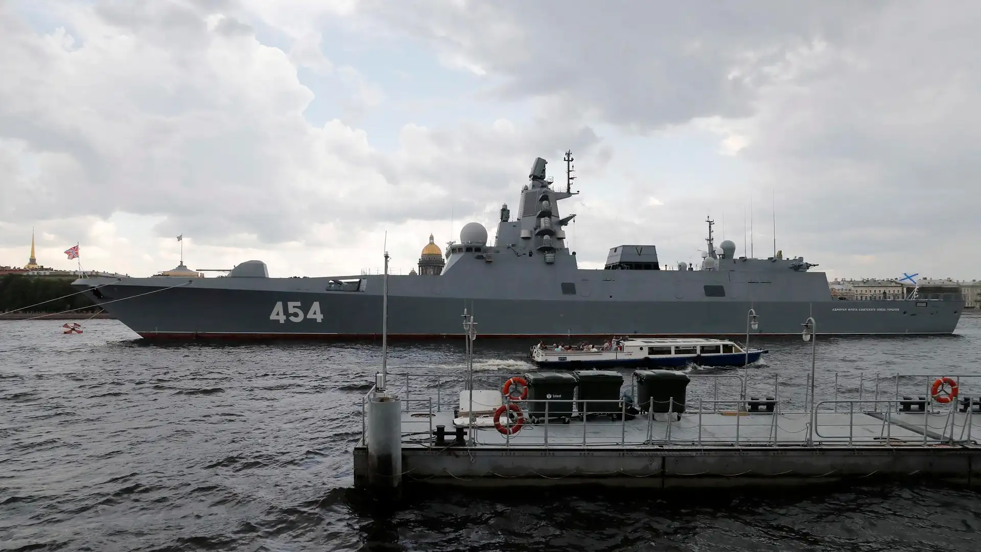 Fragata rusa durante la preparación de el día naval en San Petersburgo Fragata rusa durante la preparación de el día naval en San Petersburgo