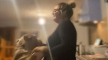 Nicole Morey bailando junto a uno de sus padres en un vídeo de sus redes sociales