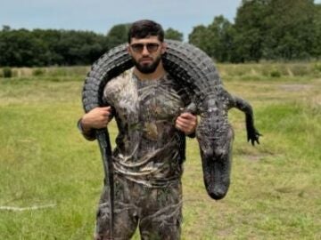 Arman Tsarukyan, luchador de la UFC, posa con un caimán muerto