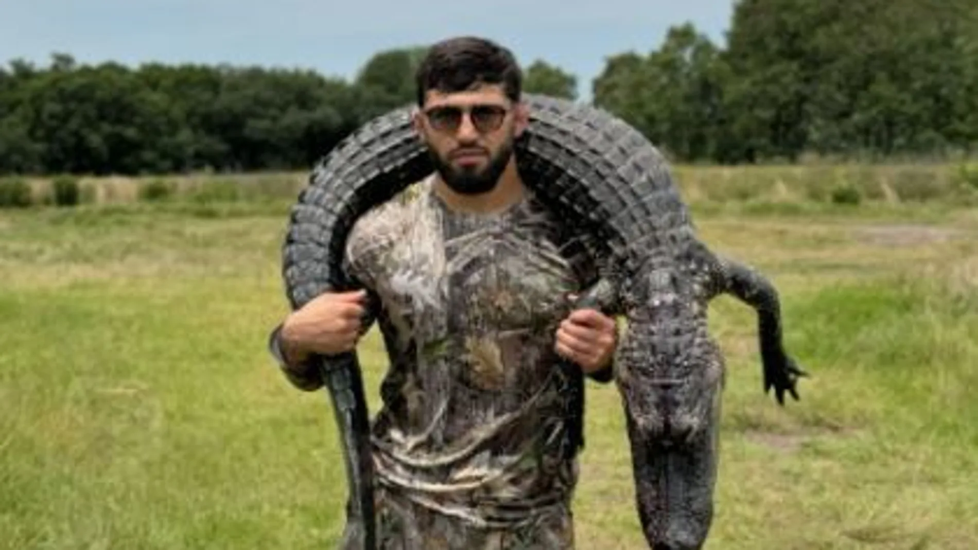 Arman Tsarukyan, luchador de la UFC, posa con un caimán muerto Arman Tsarukyan, luchador de la UFC, posa con un caimán muerto