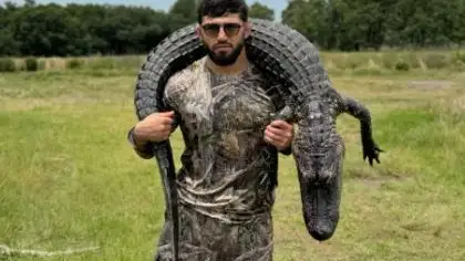 Arman Tsarukyan, luchador de la UFC, posa con un caimán muerto Arman Tsarukyan, luchador de la UFC, posa con un caimán muerto