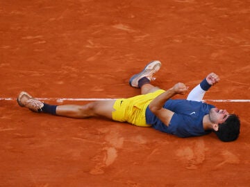 Carlos Alcaraz celebra tras proclamarse campeón de Roland Garros