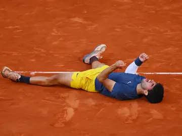 Carlos Alcaraz celebra tras proclamarse campeón de Roland Garros Carlos Alcaraz celebra tras proclamarse campeón de Roland Garros
