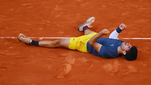 Carlos Alcaraz celebra tras proclamarse campeón de Roland Garros