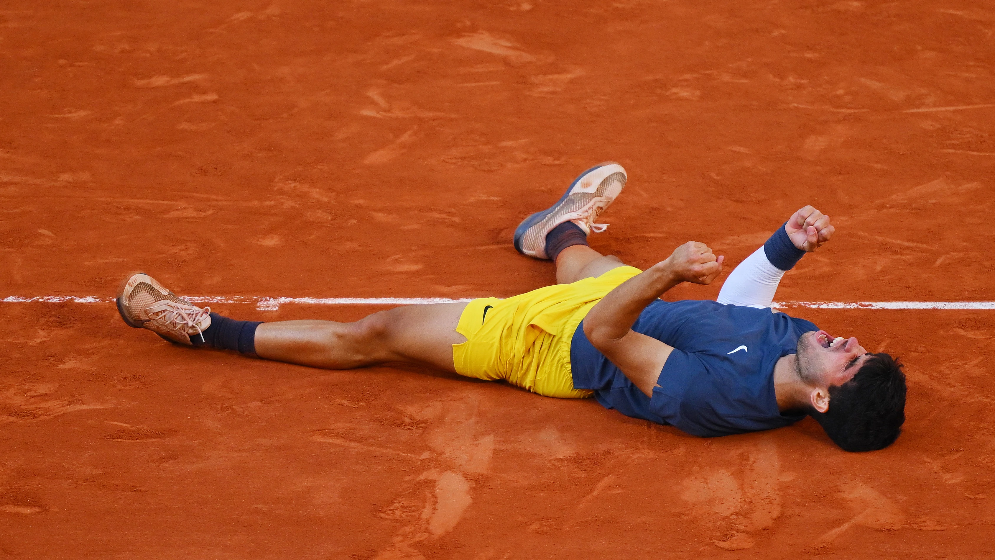 Carlos Alcaraz celebra tras proclamarse campeón de Roland Garros Carlos Alcaraz celebra tras proclamarse campeón de Roland Garros
