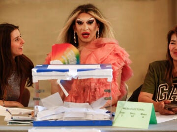 La drag queen Pitita preside una mesa electoral