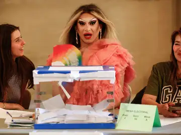 La drag queen Pitita preside una mesa electoral La drag queen Pitita preside una mesa electoral