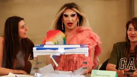 La drag queen Pitita preside una mesa electoral La drag queen Pitita preside una mesa electoral