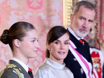 Los reyes Felipe y Letizia miran atentamente a la princesa Leonor