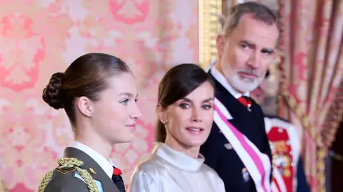 Los reyes Felipe y Letizia miran atentamente a la princesa Leonor Los reyes Felipe y Letizia miran atentamente a la princesa Leonor