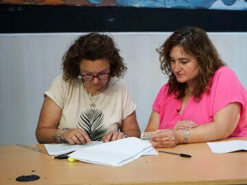 Mercedes, la mujer sorda, a la izquierda