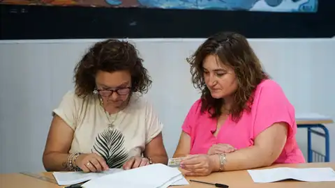 Mercedes, la mujer sorda, a la izquierda Mercedes, la mujer sorda, a la izquierda