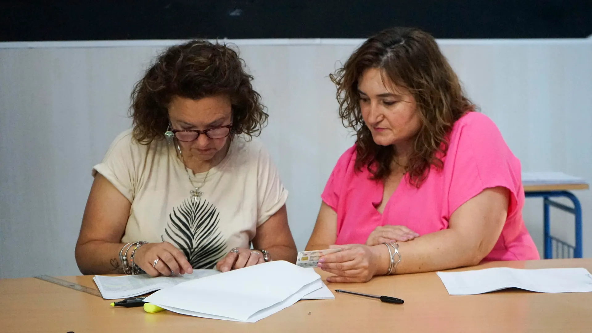 Mercedes, la mujer sorda, a la izquierda Mercedes, la mujer sorda, a la izquierda