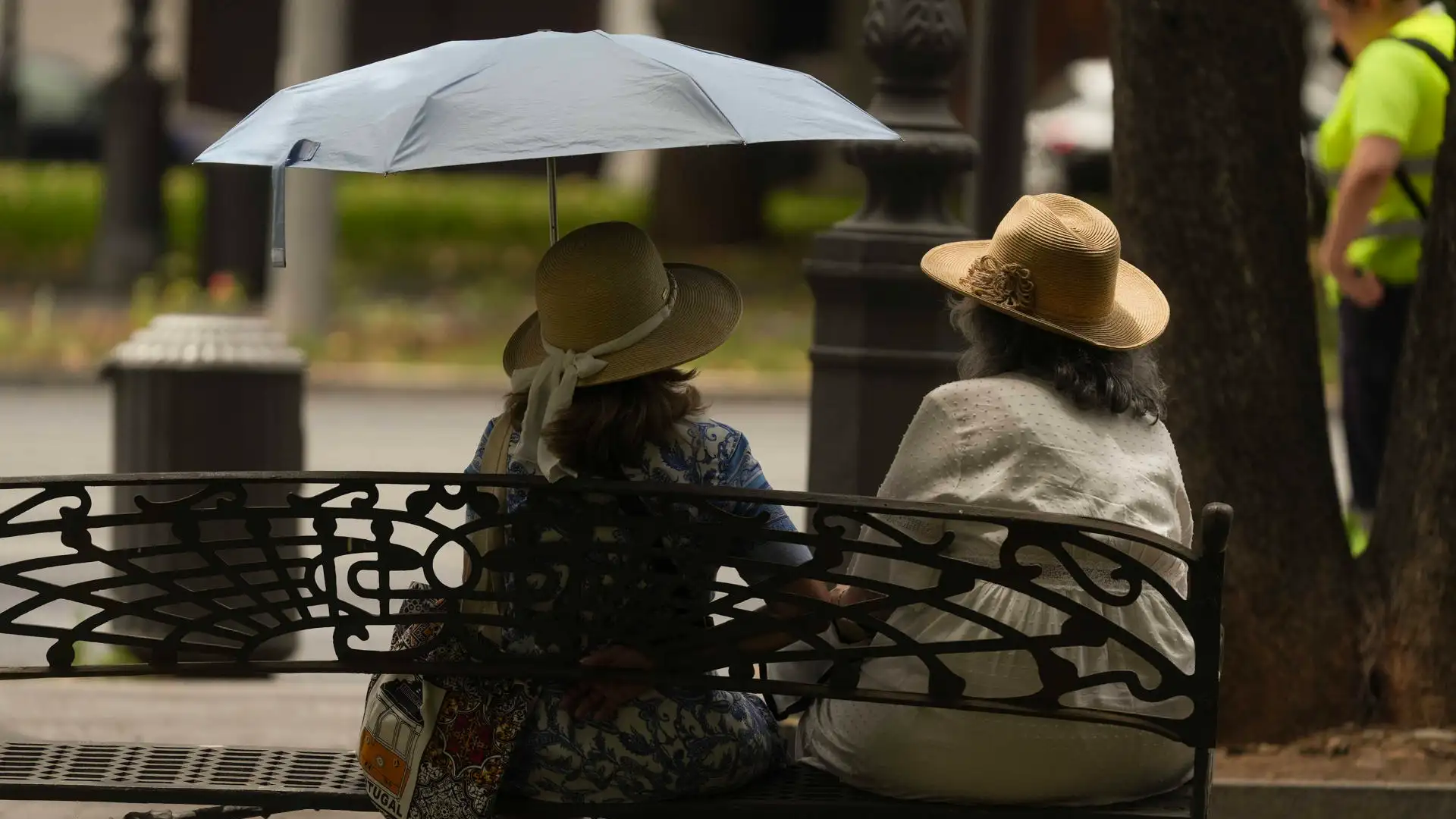 Dos personas con un paraguas Dos personas con un paraguas