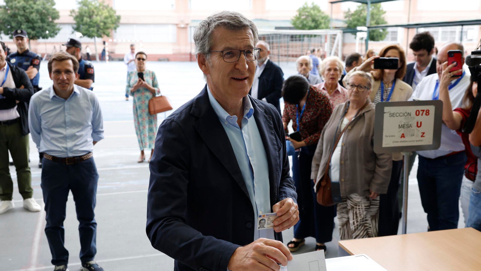 Feijóo acude a votar con Almeida y llama a la movilización democrática 